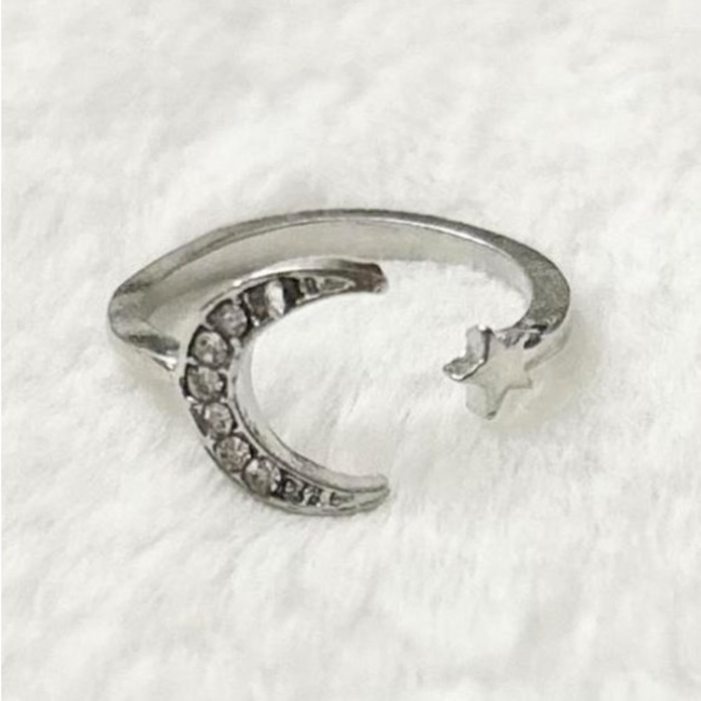 5/$15 🩷 MUST BUNDLE Silver Moon & Star Rhinestone Ring - Silver
